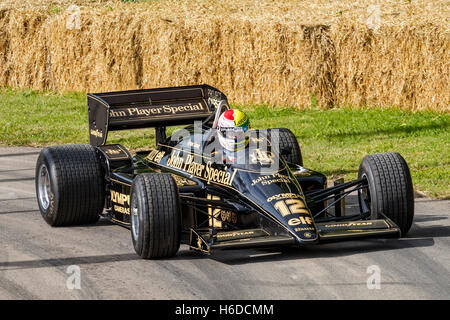 1985 Lotus-Renault 97T mit Fahrer Katsuaki Kubota auf die 2016 Goodwood Festival of Speed, Sussex, UK Stockfoto