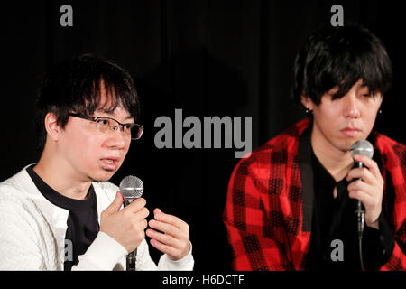 (L, R) Regisseur Makoto Shinkai und Singer/Songwriter Yojiro Noda der japanischen Band RADWIMPS beantworten Fragen aus dem Publikum während einer Etappe Gruß für den animierten Film deinen Namen bei Toho Kinos in Roppongi Hills am 27. Oktober 2016, Tokio, Japan. Anime-Film hat den japanischen Kinokassen für 9 Wochen laufen bereits generieren mehr als US$ 157 Millionen gekrönt und ist jetzt 9. verdienen Film mit den höchsten jemals in Japan veröffentlicht. Die RADWIMPS Soundtrack für den Film hat auch Japans Musikcharts gekrönt. Ihr Name wird international im November 2016 veröffentlicht werden. Das Screening ist Bestandteil der 29 Stockfoto