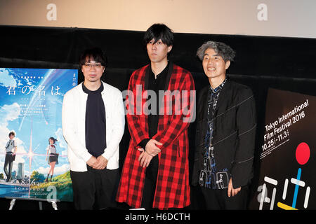 (L, R) Regisseur Makoto Shinkai, Sänger/Songwriter Yojiro Noda der japanischen Band RADWIMPS und Kohei Ando Japan nun Programmierung Berater, posieren für die Kameras während einer Etappe Gruß für den animierten Film deinen Namen bei Toho Kinos in Roppongi Hills am 27. Oktober 2016, Tokio, Japan. Anime-Film hat den japanischen Kinokassen für 9 Wochen laufen bereits generieren mehr als US$ 157 Millionen gekrönt und ist jetzt 9. verdienen Film mit den höchsten jemals in Japan veröffentlicht. Die RADWIMPS Soundtrack für den Film hat auch Japans Musikcharts gekrönt. Ihr Name wird international im November 2016 veröffentlicht werden. Der scr Stockfoto