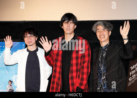 (L, R) Regisseur Makoto Shinkai, Sänger/Songwriter Yojiro Noda der japanischen Band RADWIMPS und Kohei Ando Japan nun Programmierung Berater, Grüße zu den Kameras während einer Etappe Gruß für den animierten Film deinen Namen bei Toho Kinos in Roppongi Hills am 27. Oktober 2016, Tokio, Japan. Anime-Film hat den japanischen Kinokassen für 9 Wochen laufen bereits generieren mehr als US$ 157 Millionen gekrönt und ist jetzt 9. verdienen Film mit den höchsten jemals in Japan veröffentlicht. Die RADWIMPS Soundtrack für den Film hat auch Japans Musikcharts gekrönt. Ihr Name wird international im November 2016 veröffentlicht werden. Der scr Stockfoto