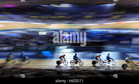 Lee Valley VeloPark, London, UK, 26. Oktober 2016. Zweiter Tag der sechs Tag London. Das rasante Derney Rennen tagsüber im Mittelpunkt zweier der sechs-Tage-Radrennen der Madison. Dies wird das letzte Ereignis, das Wiggins konkurriert in im Vereinigten Königreich sein. Stockfoto