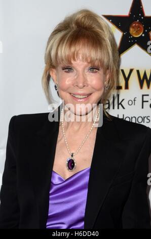 Los Angeles, CA, USA. 25. Oktober 2016. Barbara Eden im Ankunftsbereich für Hollywood Walk of Fame ehrt Event, Taglyan Komplex, Los Angeles, CA 25. Oktober 2016. © Priscilla Grant/Everett Collection/Alamy Live-Nachrichten Stockfoto