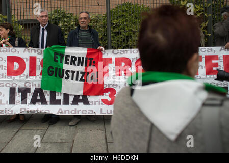 Turin, Piemont, Italien. 27. Oktober 2016. Turin, Italien - 27. Oktober 2016: Eternit-Prozess und Manifestation vor dem Gericht von Turin. Wiederaufnahme des Verfahrens für den Tod von ehemaligen Beschäftigten der Eternit Asbest Fabrik in Casale Monferrato, Italien am 27. Oktober 2016 in Turin, Italien. Bildnachweis: Stefano Guidi/ZUMA Draht/Alamy Live-Nachrichten Stockfoto