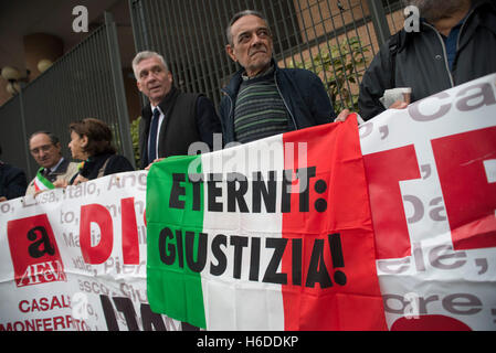 Turin, Piemont, Italien. 27. Oktober 2016. Turin, Italien - 27. Oktober 2016: Eternit-Prozess und Manifestation vor dem Gericht von Turin. Wiederaufnahme des Verfahrens für den Tod von ehemaligen Beschäftigten der Eternit Asbest Fabrik in Casale Monferrato, Italien am 27. Oktober 2016 in Turin, Italien. Bildnachweis: Stefano Guidi/ZUMA Draht/Alamy Live-Nachrichten Stockfoto