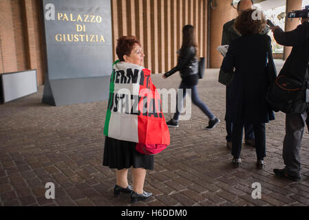 Turin, Piemont, Italien. 27. Oktober 2016. Turin, Italien - 27. Oktober 2016: Eternit-Prozess und Manifestation vor dem Gericht von Turin. Wiederaufnahme des Verfahrens für den Tod von ehemaligen Beschäftigten der Eternit Asbest Fabrik in Casale Monferrato, Italien am 27. Oktober 2016 in Turin, Italien. Bildnachweis: Stefano Guidi/ZUMA Draht/Alamy Live-Nachrichten Stockfoto