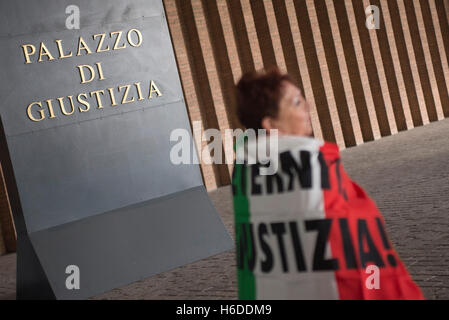 Turin, Piemont, Italien. 27. Oktober 2016. Turin, Italien - 27. Oktober 2016: Eternit-Prozess und Manifestation vor dem Gericht von Turin. Wiederaufnahme des Verfahrens für den Tod von ehemaligen Beschäftigten der Eternit Asbest Fabrik in Casale Monferrato, Italien am 27. Oktober 2016 in Turin, Italien. Bildnachweis: Stefano Guidi/ZUMA Draht/Alamy Live-Nachrichten Stockfoto