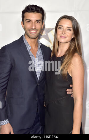 Los Angeles, USA. 25. Oktober 2016. Justin Baldoni und seine Frau Emily Foxler "Hollywood Walk von Fame ehrt" an der Veranstaltung teilnehmen am Taglyan Komplex am 25. Oktober 2016 in Los Angeles, Kalifornien | Verwendung Weltweit/Picture Alliance © Dpa/Alamy Live-Nachrichten Stockfoto