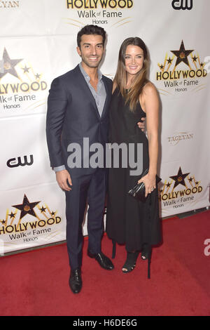 Los Angeles, USA. 25. Oktober 2016. Justin Baldoni und seine Frau Emily Foxler "Hollywood Walk von Fame ehrt" an der Veranstaltung teilnehmen am Taglyan Komplex am 25. Oktober 2016 in Los Angeles, Kalifornien | Verwendung Weltweit/Picture Alliance © Dpa/Alamy Live-Nachrichten Stockfoto