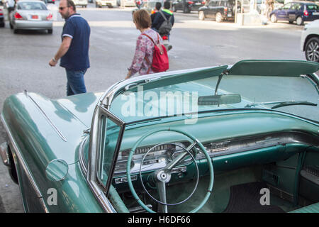 Beirut, Libanon. 27. Oktober 2016. Ein Jahrgang 1953 Cabrio Cadillac Eldorado Biarritz Fahrzeug geparkt vor eines Hotels in Beirut Credit: Amer Ghazzal/Alamy Live-Nachrichten Stockfoto