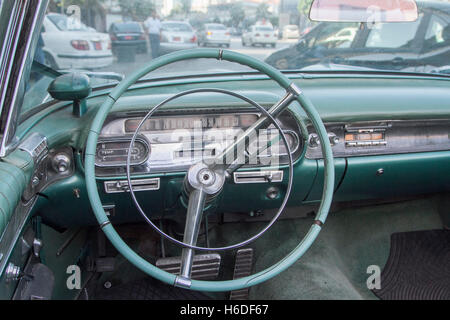 Beirut, Libanon. 27. Oktober 2016. Ein Jahrgang 1953 Cabrio Cadillac Eldorado Biarritz Fahrzeug geparkt vor eines Hotels in Beirut Credit: Amer Ghazzal/Alamy Live-Nachrichten Stockfoto