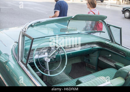 Beirut, Libanon. 27. Oktober 2016. Ein Jahrgang 1953 Cabrio Cadillac Eldorado Biarritz Fahrzeug geparkt vor eines Hotels in Beirut Credit: Amer Ghazzal/Alamy Live-Nachrichten Stockfoto