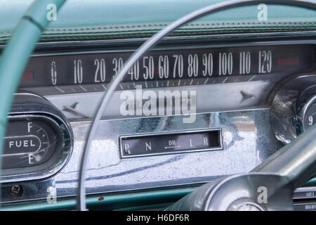 Beirut, Libanon. 27. Oktober 2016. Ein Jahrgang 1953 Cabrio Cadillac Eldorado Biarritz Fahrzeug geparkt vor eines Hotels in Beirut Credit: Amer Ghazzal/Alamy Live-Nachrichten Stockfoto