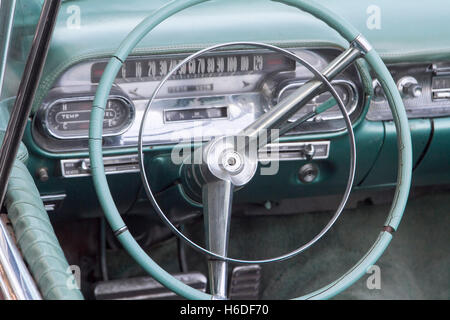 Beirut, Libanon. 27. Oktober 2016. Ein Jahrgang 1953 Cabrio Cadillac Eldorado Biarritz Fahrzeug geparkt vor eines Hotels in Beirut Credit: Amer Ghazzal/Alamy Live-Nachrichten Stockfoto