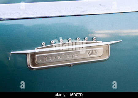 Beirut, Libanon. 27. Oktober 2016. Ein Jahrgang 1953 Cabrio Cadillac Eldorado Biarritz Fahrzeug geparkt vor eines Hotels in Beirut Credit: Amer Ghazzal/Alamy Live-Nachrichten Stockfoto