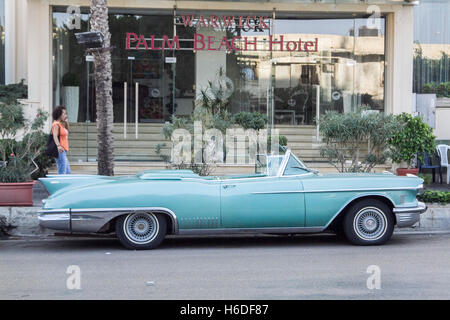 Beirut, Libanon. 27. Oktober 2016. Ein Jahrgang 1953 Cabrio Cadillac Eldorado Biarritz Fahrzeug geparkt vor eines Hotels in Beirut Credit: Amer Ghazzal/Alamy Live-Nachrichten Stockfoto