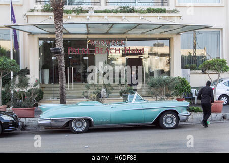 Beirut, Libanon. 27. Oktober 2016. Ein Jahrgang 1953 Cabrio Cadillac Eldorado Biarritz Fahrzeug geparkt vor eines Hotels in Beirut Credit: Amer Ghazzal/Alamy Live-Nachrichten Stockfoto