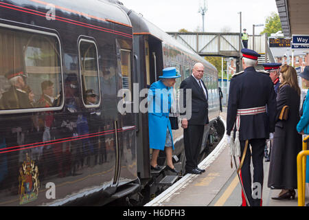 Dorchester, Dorset, Großbritannien. Okt. 2016. Ihre Majestät die Königin, Königin Elisabeth II., altrumpft vom Royal Train am Bahnhof Dorchester South, um wartende Würdenträger zu treffen, bevor sie nach Poundbury weitergeht. Credit: Carolyn Jenkins/Alamy Live News Stockfoto