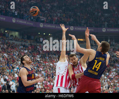 Belgrad, Serbien. 26. Oktober 2016. Aleksandar Vezenkov und Victor Claver von Barcelona Lassa in Aktion während der 2016/2017 Turkish Airlines EuroLeague regulären Saison Runde 3 Spiel zwischen Crvena Zvezda MTS Belgrad und Barcelona Lassa Kombank Arena am 26. Oktober 2016 in Belgrad, Serbien. Bildnachweis: Nikola Krstic/Alamy Live-Nachrichten Stockfoto