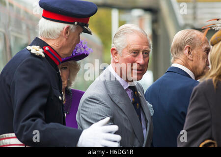 Dorchester, Dorset, Großbritannien. Oktober 2016. Charles Prince of Wales und Camilla Duchess of Cornwall treffen mit der Königin und Prinz Philip im Bahnhof Dorchester South ein, um wartende Würdenträger zu treffen, bevor sie nach Poundbury weiterfahren. Credit: Carolyn Jenkins/Alamy Live News Stockfoto