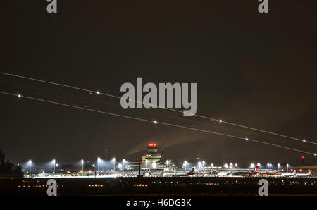 Berlin, Deutschland. 26. Oktober 2016. Die Lichter von einem Flugzeug Landung auf dem Flughafen Tegel in Berlin, Deutschland, 26. Oktober 2016. Foto: PAUL ZINKEN/Dpa/Alamy Live News Stockfoto