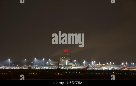 Berlin, Deutschland. 26. Oktober 2016. Blick auf dem Flughafen Tegel in der Nacht in Berlin, Deutschland, 26. Oktober 2016. Foto: PAUL ZINKEN/Dpa/Alamy Live News Stockfoto