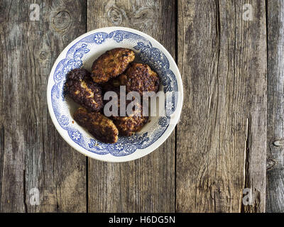 27. Oktober 2016 - Schnitzel in einer Schüssel auf hölzernen Verwitterung Tisch (Credit-Bild: © Igor Golovniov über ZUMA Draht) Stockfoto