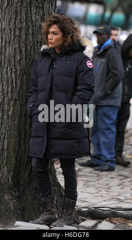 New York, USA. 26. Oktober 2016. Jennifer Lopez Dreharbeiten vor Ort für die neue Saison der Shades of Blue in neue York.October 26, 2016. Bildnachweis: MediaPunch Inc/Alamy Live-Nachrichten Stockfoto