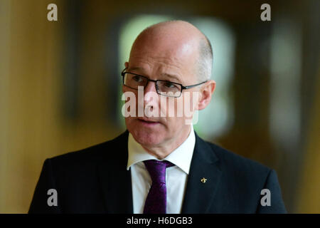 Edinburgh, Schottland, Vereinigtes Königreich, 27, Oktober 2016. Schottische stellvertretende erste Minister John Swinney auf seinem Weg zum ersten Minister Fragen in das schottische Parlament, Credit: Ken Jack / Alamy Live News Stockfoto