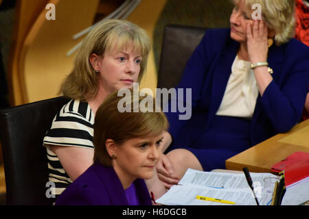 Edinburgh, Schottland, Vereinigtes Königreich, 27, Oktober 2016. Nicola Sturgeon am ersten Minister Fragen in das schottische Parlament, wo sie auf die Regierung Gesundheitsakte, herausgefordert wurde, mit Gesundheitsminister Shona Robison im Hintergrund, Credit: Ken Jack / Alamy Live News Stockfoto