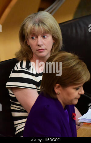 Edinburgh, Schottland, Vereinigtes Königreich, 27, Oktober 2016. Nicola Sturgeon am ersten Minister Fragen in das schottische Parlament, wo sie auf die Regierung Gesundheitsakte, herausgefordert wurde, mit Gesundheitsminister Shona Robison im Hintergrund, Credit: Ken Jack / Alamy Live News Stockfoto