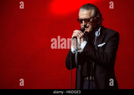 Berlin, Deutschland. 26. Oktober 2016. Dieter Meier, Frontmann der Schweizer Band Yello, auf der Bühne in Berlin, Deutschland, 26. Oktober 2016. Foto: SOPHIA KEMBOWSKI/Dpa/Alamy Live News Stockfoto