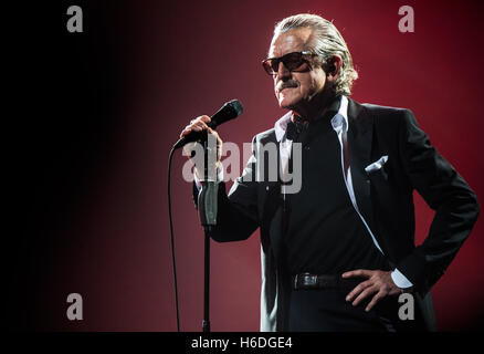 Berlin, Deutschland. 26. Oktober 2016. Dieter Meier, Frontmann der Schweizer Band Yello, auf der Bühne in Berlin, Deutschland, 26. Oktober 2016. Foto: SOPHIA KEMBOWSKI/Dpa/Alamy Live News Stockfoto