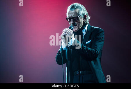 Berlin, Deutschland. 26. Oktober 2016. Dieter Meier, Frontmann der Schweizer Band Yello, auf der Bühne in Berlin, Deutschland, 26. Oktober 2016. Foto: SOPHIA KEMBOWSKI/Dpa/Alamy Live News Stockfoto