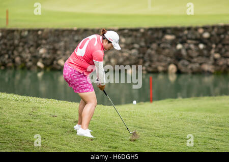 Kuala Lumpur, Malaysia. 27. Oktober 2016. Chinas Shanshan Feng in Aktion bei LPGA Malaysia Runde 1 Championship Golfplatz TPC Kuala Lumpur. Bildnachweis: Danny Chan/Alamy Live-Nachrichten. Stockfoto