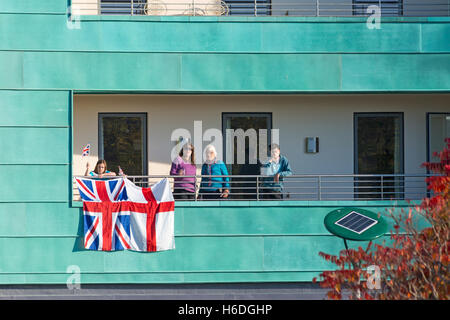 Dorchester, Dorset, UK. 27. Oktober 2016. Royal-Fans warten auf Balkon Dorchester Südbahnhof für die Ankunft der königlichen Partei auf den königlichen Zug (ihrer Majestät der Königin begleitet von Prinz Philip, Charles Prince Of Wales und Camilla Duchess of Cornwall) bevor sie weiter zur Verkehrssysteme Credit: Carolyn Jenkins/Alamy Live News Stockfoto