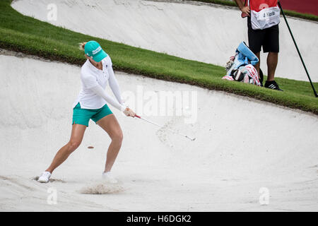 Kuala Lumpur, Malaysia. 27. Oktober 2016. USA Jessica Korda Bunker Aktion bei LPGA Malaysia Runde 1 Championship in Kuala Lumpur TPC Golfplatz. Bildnachweis: Danny Chan/Alamy Live-Nachrichten. Stockfoto