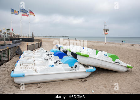 Dahme, Deutschland. 27. Oktober 2016. Tretboote Stück bin am 27.10.2016 in Dahme (Schleswig-Holstein) fast Menschenleeren Strand eine der Ostsee. Foto: Daniel Bockwoldt/Dpa/Alamy Live News Stockfoto