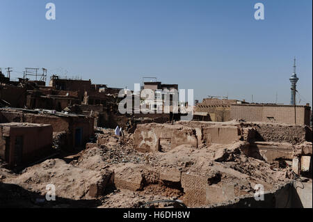 Kashgar, Kashgar, China. 4. Oktober 2016. Kashgar, CHINA-4. Oktober 2016: (nur zur redaktionellen Verwendung. CHINA HERAUS). Hoch-folk Reihenhaus in Kashgar, Xinjiang. Kashgar ist eine Oasenstadt im Nordwesten Chinas Xinjiang Uygur Autonome Region, in der Nähe der Grenze zu Kirgisistan, Tadschikistan, Afghanistan und Pakistan. Mit einer Bevölkerung von mehr als 500.000 Kashgar hat eine reiche Geschichte von mehr als 2.000 Jahren und diente als Handelsposten und strategisch wichtige Stadt an der Seidenstraße zwischen China, dem Nahen Osten und Europa. © SIPA Asien/ZUMA Draht/Alamy Live-Nachrichten Stockfoto