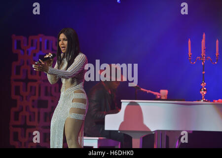 Hollywood, FL, USA. 26. Oktober 2016. Toni Braxton führt auf der Bühne im Hard Rock Live! im Seminole Hard Rock Hotel & Casino am 26. Oktober 2016 in Hollywood, Florida. © Mpi10/Medien Punch/Alamy Live-Nachrichten Stockfoto