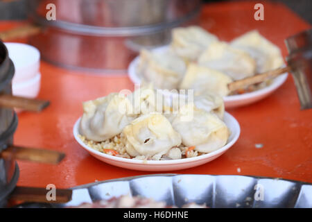 Kashgar, Kashgar, China. 4. Oktober 2016. Kashgar, CHINA-4. Oktober 2016: (nur zur redaktionellen Verwendung. CHINA HERAUS). Lecker Essen in Kashgar, Xinjiang. Kashgar ist eine Oasenstadt im Nordwesten Chinas Xinjiang Uygur Autonome Region, in der Nähe der Grenze zu Kirgisistan, Tadschikistan, Afghanistan und Pakistan. Mit einer Bevölkerung von mehr als 500.000 Kashgar hat eine reiche Geschichte von mehr als 2.000 Jahren und diente als Handelsposten und strategisch wichtige Stadt an der Seidenstraße zwischen China, dem Nahen Osten und Europa. © SIPA Asien/ZUMA Draht/Alamy Live-Nachrichten Stockfoto