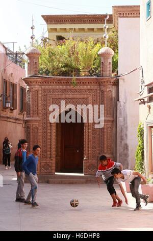 Kashgar, Kashgar, China. 4. Oktober 2016. Kashgar, CHINA-4. Oktober 2016: (nur zur redaktionellen Verwendung. CHINA HERAUS). Kashgar ist eine Oasenstadt im Nordwesten Chinas Xinjiang Uygur Autonome Region, in der Nähe der Grenze zu Kirgisistan, Tadschikistan, Afghanistan und Pakistan. Mit einer Bevölkerung von mehr als 500.000 Kashgar hat eine reiche Geschichte von mehr als 2.000 Jahren und diente als Handelsposten und strategisch wichtige Stadt an der Seidenstraße zwischen China, dem Nahen Osten und Europa. © SIPA Asien/ZUMA Draht/Alamy Live-Nachrichten Stockfoto