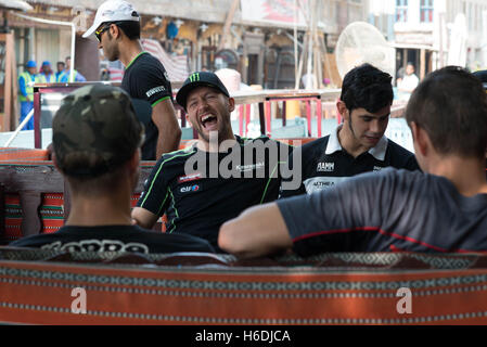 Souq Waqif Doha, Qatar. 27. Oktober 2016. Tom Sykes das Kawasaki Racing Team-Fahrer bei einem Besuch in Souq Waqif vor der letzten Runde der 2016 FIM World Superbike Championship Kredit: Gina Layva/Alamy Live News Stockfoto