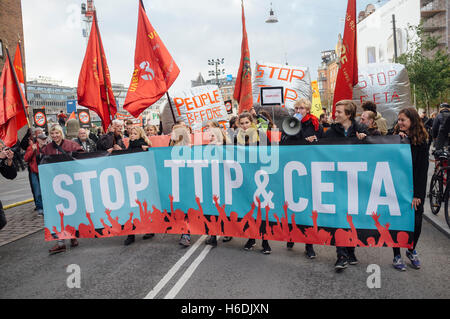 Dänemark, Kopenhagen, 27. Oktober 2016. Die Straßen im Zentrum von Kopenhagen und Kundgebung gegen den umstrittenen Freihandelsabkommen TTIP und CETA nehmen Tausende von Demonstranten. Bildnachweis: Alberto Grasso/Alamy Live-Nachrichten Stockfoto