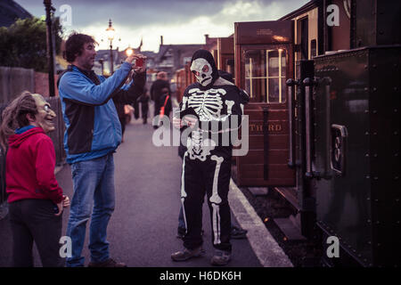 Aberystwyth, Wales, UK. 27. Oktober 2016.  Menschen in Halloween Fancy Dress Kostüme einsteigen in das Vale of Rheidol Schmalspur Dampfeisenbahn "Halloween Special" am Bahnhof von Aberystwyth trainieren.     Bildnachweis: Keith Morris/Alamy Live-Nachrichten Stockfoto