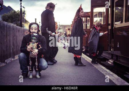 Aberystwyth, Wales, UK. 27. Oktober 2016.  Menschen in Halloween Fancy Dress Kostüme einsteigen in das Vale of Rheidol Schmalspur Dampfeisenbahn "Halloween Special" am Bahnhof von Aberystwyth trainieren.     Bildnachweis: Keith Morris/Alamy Live-Nachrichten Stockfoto