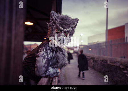 Aberystwyth, Wales, UK. 27. Oktober 2016.  Kinder in Halloween Fancy Dress Kostüme einsteigen in das Vale of Rheidol Schmalspur Dampfeisenbahn "Halloween Special" am Bahnhof von Aberystwyth trainieren.     Bildnachweis: Keith Morris/Alamy Live-Nachrichten Stockfoto