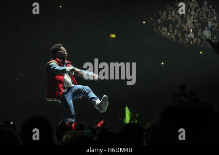 Tinie Tempah die live auf der Bühne bei der 2016 Kuss Haunted House-Party in der Wembley Arena in London. Foto: Donnerstag, 27. Oktober 2016. Bildnachweis sollte lauten: Roger Garfield/Alamy Stockfoto