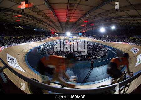 London, UK. 27. Oktober 2016. Radfahrer antreten in der dritte Tag der Londoner sechs-Tage-Rennen. Lee Valley Velodrom, Olympiapark, London, UK. Copyright Credit: carol Moir/Alamy Live-Nachrichten Stockfoto