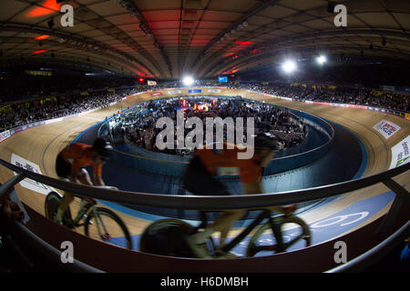 London, UK. 27. Oktober 2016. Radfahrer antreten in der dritte Tag der Londoner sechs-Tage-Rennen. Lee Valley Velodrom, Olympiapark, London, UK. Copyright Credit: carol Moir/Alamy Live-Nachrichten Stockfoto