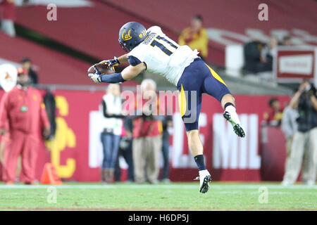 Los Angeles, Kalifornien, USA. 27. Oktober 2016. 27. Oktober 2016: California Golden Bears Wide Receiver Raymond Hudson (11) macht einen harten Haken für ein First Down im Spiel zwischen den Cal Bears und den USC Trojans, das Kolosseum in Los Angeles, CA. Peter Joneleit / Zuma Wire Service Credit: Peter Joneleit/ZUMA Draht/Alamy Live News Stockfoto